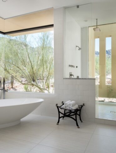 vasca tub under window