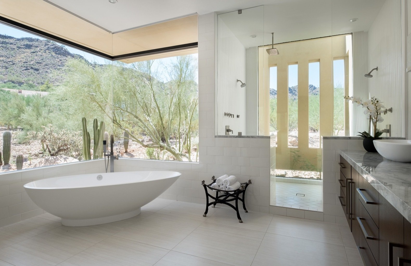 vasca tub under window